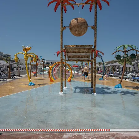Caretta Paradise & Waterpark トラガキオン